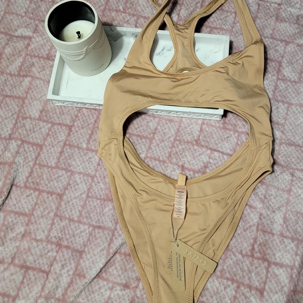 SKIMS SIGNATURE SWIM CUT OUT MONOKINI - Picture 2 of 8